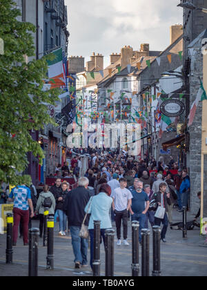 Affollata zona pedonale di Claddagh Galway - Galway CLADDAGH, Irlanda - 11 Maggio 2019 Foto Stock