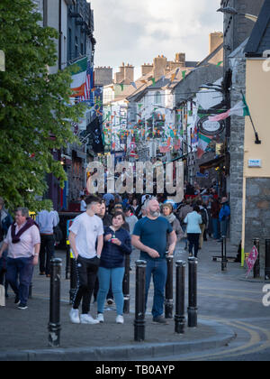 Affollata zona pedonale di Claddagh Galway - Galway CLADDAGH, Irlanda - 11 Maggio 2019 Foto Stock