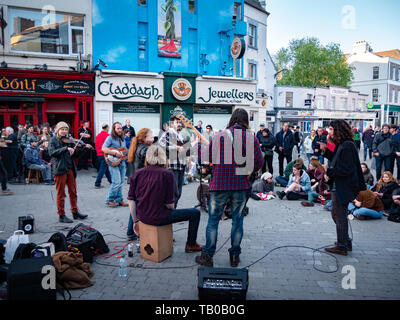 Musicisti di strada nella città di Galway, Irlanda - GALWAY CLADDAGH, Irlanda - 11 Maggio 2019 Foto Stock