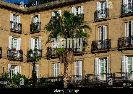 Edificio con balconi a la Plaza Nueva o Plaza Barria (nuovo) quadrati di Bilbao, una piazza monumentale di stile neoclassico costruito nel 1821. Bilbao, Sp Foto Stock