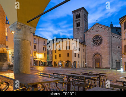 Como - Basilica di San Fedele e si piazza al tramonto. Foto Stock