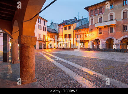 Como - Piazza San Fedele e piazza al tramonto. Foto Stock