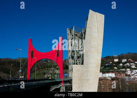Bilbao, Spagna. Febbraio 13, 2019. La Salve (ponte Puente de la Salve). Un cavo-alloggiato bridge. Il rosso arco da Daniel Buren Foto Stock