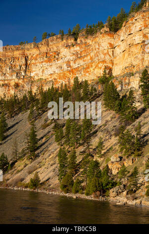 Rupe sopra il fiume Missouri lungo il Missouri Beaver Creek Trail, Helena National Forest, Montana Foto Stock