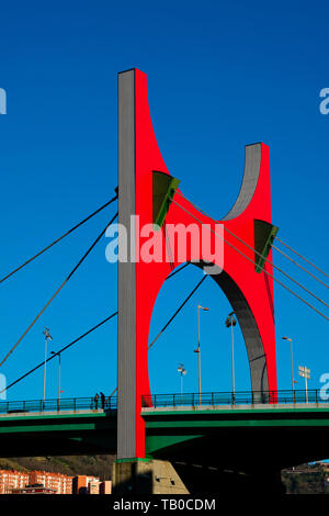 Bilbao, Spagna. Febbraio 14, 2019. La Salve (ponte Puente de la Salve). Un cavo-alloggiato bridge. Il rosso arco da Daniel Buren Foto Stock