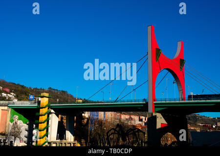 Bilbao, Spagna. Febbraio 14, 2019. La Salve (ponte Puente de la Salve). Un cavo-alloggiato bridge. Il rosso arco da Daniel Buren Foto Stock