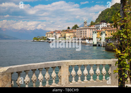 Bellagio - La passeggiata sulla città e sullo sfondo le Alpi. Foto Stock