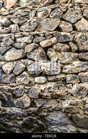 Sullo sfondo di un muro fatto di materie pietra naturale sulla facciata medievale di Khor Virap monastero in Armenia Foto Stock