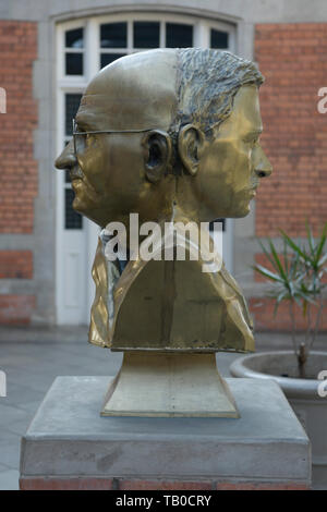 Dual busto in bronzo, Mohandas Karamchand Gandhi, presso il sito di vita modifica momento, 7 giugno 1893, giovani, anziani, Pietermaritzburg, KwaZulu-Natal, Sud Africa Foto Stock