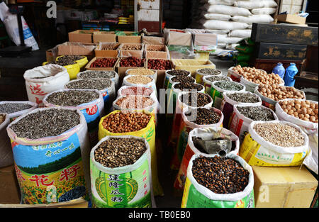 Un colorato spice shop presso il vivace mercato in Linxia, del Gansu in Cina. Foto Stock