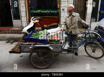 Il vivace mercato in Linxia, provincia di Gansu, Cina. Foto Stock