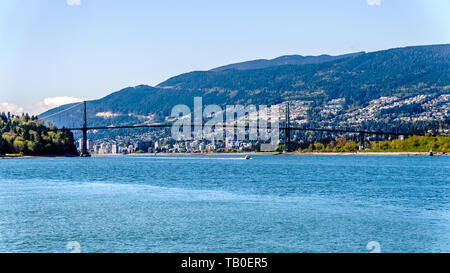 Vista del Ponte Lions Gate, una sospensione ponte che collega Vancouver Stanley Park e i comuni di North Vancouver e West Vancouver Foto Stock