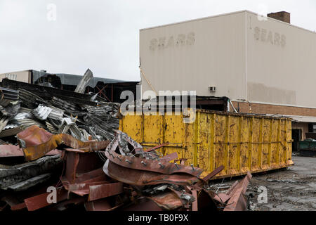 I detriti circonda il sito di una chiusura Sears store durante la sua demolizione in Ottawa, Ontario, Canada, il 20 aprile 2019. Foto Stock