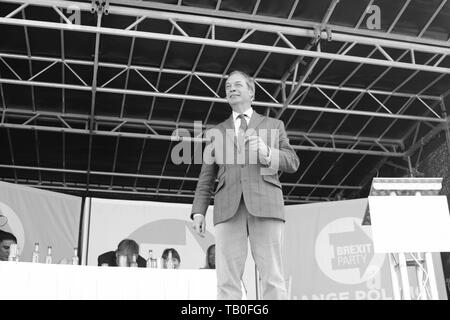 Brexit party leader Nigel Farage frequentando un rally al old hall country club Chester Regno Unito Foto Stock