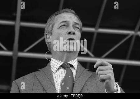 Brexit party leader Nigel Farage frequentando un rally al old hall country club Chester Regno Unito Foto Stock