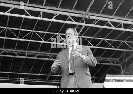 Brexit party leader Nigel Farage frequentando un rally al old hall country club Chester Regno Unito Foto Stock