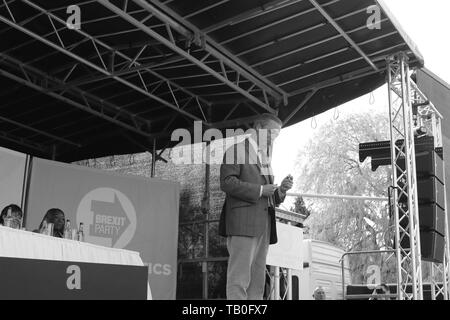 Brexit party leader Nigel Farage frequentando un rally al old hall country club Chester Regno Unito Foto Stock