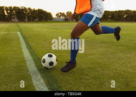 Giocatore di calcio calci palla dalla linea di marcatura Foto Stock