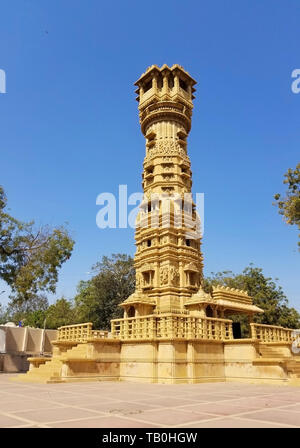 Decorazioni in legno porta dell'Manasthamba (o colonna di onore) a Hutheesing tempio Jain situato in Ahmedabad, nello Stato di Gujarat, India Foto Stock