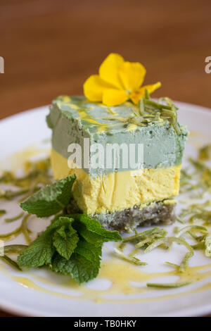 Amrutha Lounge, vegan food Lemon & Lime Cheesecake, Earlsfield, a sud-ovest di Londra, England, Regno Unito Foto Stock