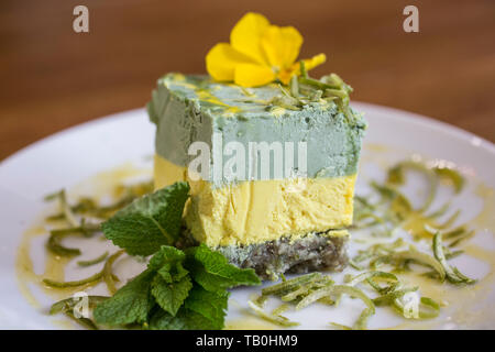 Amrutha Lounge, vegan food Lemon & Lime Cheesecake, Earlsfield, a sud-ovest di Londra, England, Regno Unito Foto Stock