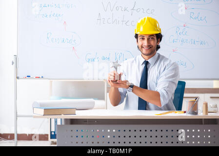 Giovane architetto maschio di fronte alla lavagna Foto Stock