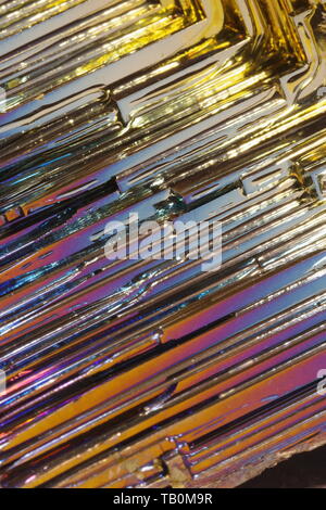 Cristallo di bismuto contro uno sfondo nero. Foto Stock