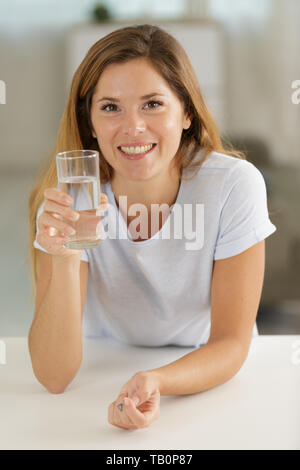 Bella donna di acqua potabile Foto Stock