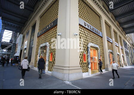 Buigari flagship in 5 avenue. Si tratta di un lusso italiano di marca conosciuta per i suoi gioielli, orologi, profumi, accessori e articoli di pelletteria. Foto Stock