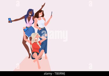 Mix corsa donne tenendo selfie foto sulla fotocamera dello smartphone giovani ragazze nelle diverse pose femmina di personaggi dei cartoni animati in posa piatto per tutta la lunghezza orizzontale Illustrazione Vettoriale