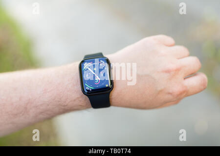 Mano con moderne smart watch. Gadget moderno che ti permette di rimanere sempre connesso a internet Foto Stock