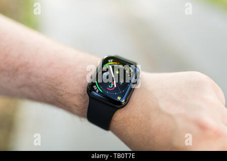 Mano con moderne smart watch. Gadget moderno che ti permette di rimanere sempre connesso a internet Foto Stock