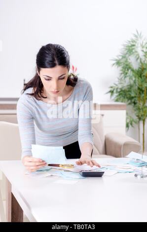 Giovane donna in bilancio il concetto di pianificazione Foto Stock