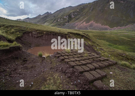 Mattoni di fango laici in essiccamento al sole in modo che possano essere utilizzati per la costruzione di un vicino ad alta villaggio andino in Perù. Foto Stock