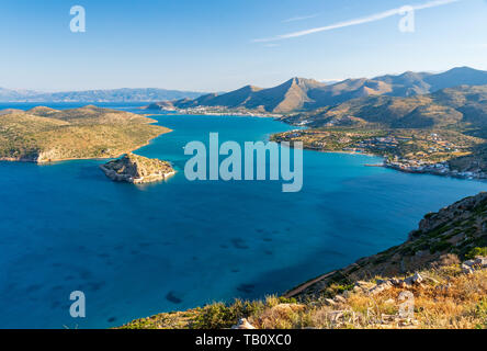 Golfo di Mirabello con isola di Spinalonga, Creta, Grecia Foto Stock