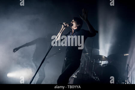 In pelle scamosciata esibirsi dal vivo sul palco dell'O2 Guildhall di Southampton, Hampshire. Dotato di: scamosciato, Brett Anderson dove: Southampton, Hampshire, Regno Unito quando: 27 Apr 2019 Credit: WENN.com Foto Stock