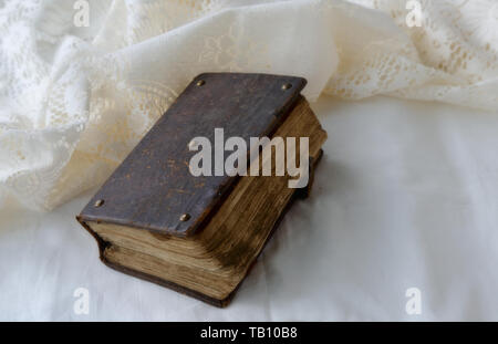 Antica Hymnbook finlandese con decorazioni in metallo e rotture di cattura. Hymnal è da 1840's e giacente su un tavolo. Foto Stock