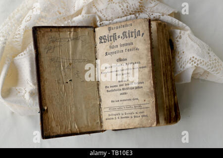 Antica Hymnbook finlandese con decorazioni in metallo e rotture di cattura. Hymnal è da 1840's e giacente su un tavolo. Foto Stock