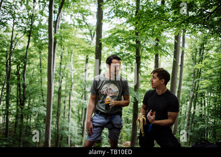 Persone escursioni in una foresta lussureggiante Foto Stock
