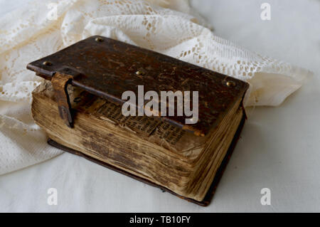 Antica Hymnbook finlandese con decorazioni in metallo e rotture di cattura. Hymnal è da 1840's e giacente su un tavolo. Foto Stock