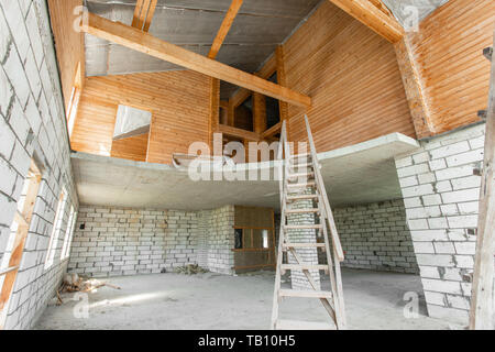 Casa combinato della trave in legno di registri e mattoni. Al primo piano della casa. La revisione e la ricostruzione. Casa o appartamento in costruzione Foto Stock