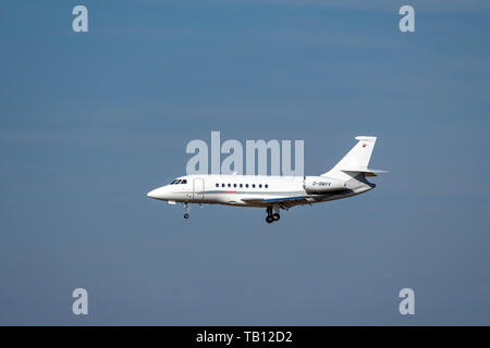 Monaco di Baviera, Germania - 28 febbraio. 2019 : BMW Servizio di volo Dassault Falcon 2000ex facile con la registrazione degli aeromobili D-BMVV nell'approccio al nort Foto Stock