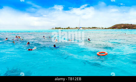 BORA BORA - POLINESIA FRANCESE - Settembre 19, 2018: persone nuotare nell'oceano con maschere. Copia spazio per il testo Foto Stock