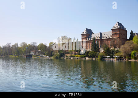 Il Castello del Valentino e il fiume Po in una soleggiata giornata di primavera in Piemonte, Torino, Italia Foto Stock