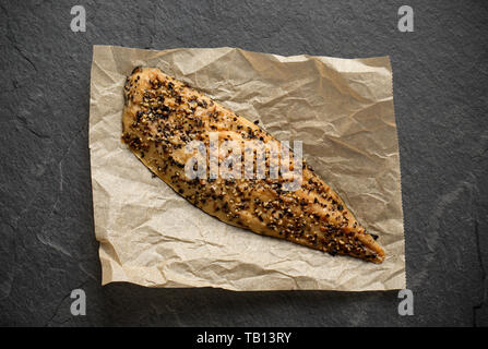 Un scozzese affumicato caldo filetti di sgombro, Scomber scombrus, con pepe nero pestato acquistato da un supermercato nel Regno Unito. Sgombri sono una fonte di Omega Foto Stock
