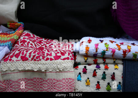 Prodotti tessili in esposizione al mercato di Oaxaca in Oaxaca, Messico, America del Nord Foto Stock