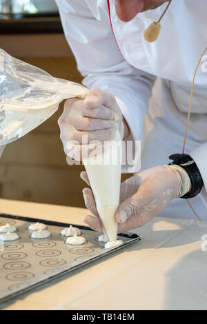 Dimostrazione di cottura per rendere macarons sulla Viking Longship Forseti nella regione di Bordeaux in Francia Foto Stock