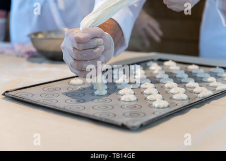 Dimostrazione di cottura per rendere macarons sulla Viking Longship Forseti nella regione di Bordeaux in Francia Foto Stock