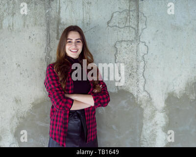 Ritratto di giovane donna architetto sul sito in costruzione mentre il controllo dei documenti e del flusso di lavoro aziendale nel nuovo ufficio di avvio Foto Stock