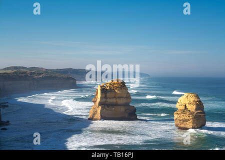 Due dei dodici apostoli rocce sulla Great Ocean Road Foto Stock